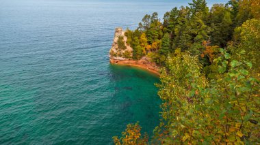 Resimli kayalar Michigan yarımadasındaki Superior Gölü boyunca ulusal göl kıyısında.