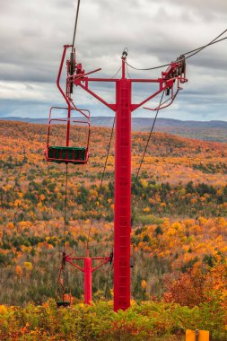 Michigan 'ın üst yarımadasındaki bakır tepesindeki kablo sandalye kaldırma kulesinde yayılan Black River ulusal orman yaprakları görülebilir..
