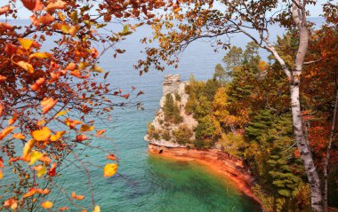 Michigan yarımadasındaki Resimli Ulusal Göl Kıyısındaki Madenciler Kalesi noktası.