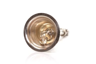 Kutsal gümüş çanın beyaz arka plandaki yakın çekimi. Kutsal çan Hindu dualarında kullanılır..