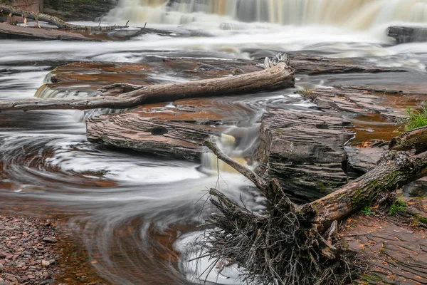 Agua Corriendo Sobre Rocas Manido Cae Con Árboles Muertos Agua —  Fotos de Stock