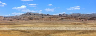 Utah çölündeki Arches Ulusal Parkı yakınlarındaki Kaya oluşumlarının panoramik görüntüsü