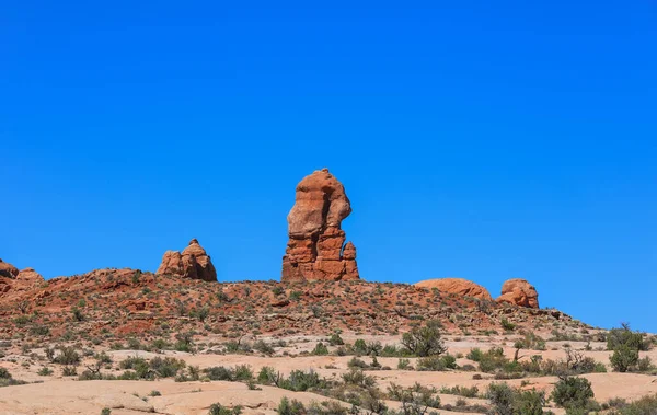 Hoge Rotsformatie Tegen Blauwe Lucht Arches National Park — Stockfoto