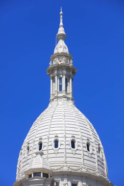 Lansing şehrindeki Michigan eyalet binasının zarif kubbesi mavi gökyüzüne karşı.