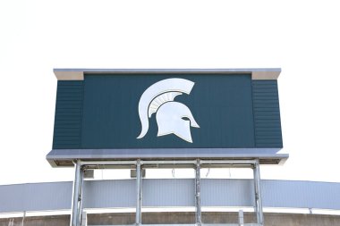 Doğu LANSING, MI -22 AĞUSTOS 2020 - Doğu Lansing 'deki Michigan Eyalet Üniversitesi Sparta Stadyumu' nun (MSU) girişinin önündeki Sparta Sembolü.