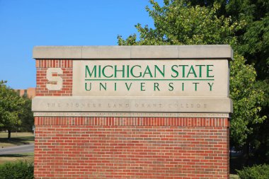 Doğu LANSING, MI - Michigan Eyalet Üniversitesi tabelası Doğu Lansing, MSU 'daki en büyük devlet üniversitelerinden biridir.