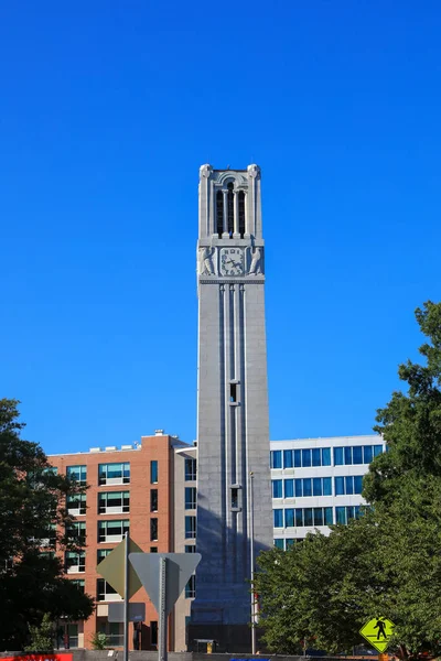 美国北卡罗莱纳州拉莱多市 2020年9月4日 北卡罗莱纳州罗利市北卡罗莱纳州立大学钟楼 它是北卡罗莱纳州和南卡罗来纳州最大的大学 — 图库照片