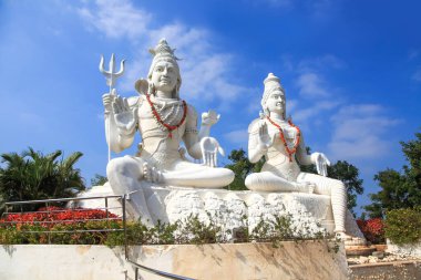 Hindu tanrısı ve tanrıça Shiva ve Parvathi heykelleri Andhra Pradesh eyaletindeki Kailasagiri tepesinde.