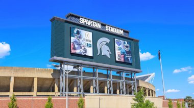 Doğu LANSING, MI -22 AĞUSTOS 2020 - Doğu Lansing 'deki Michigan Eyalet Üniversitesi Sparta Stadyumu' nun (MSU) girişinin önündeki Sparta Sembolü.