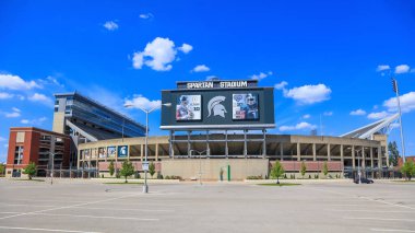 Doğu LANSING, MI -22 AĞUSTOS 2020 - Doğu Lansing 'deki Michigan Eyalet Üniversitesi Sparta Stadyumu' nun (MSU) girişinin önündeki Sparta Sembolü.