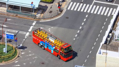 KYOTO, JAPONYA - 9 AĞUSTOS 2019: Kyoto 'nun en iyi manzarası kırmızı otobüsten atlamak, Japonya' daki Kyoto şehrinin büyük şehir simgeleri, tapınakları ve tapınaklarına popüler gezi ulaşımı seçeneği.