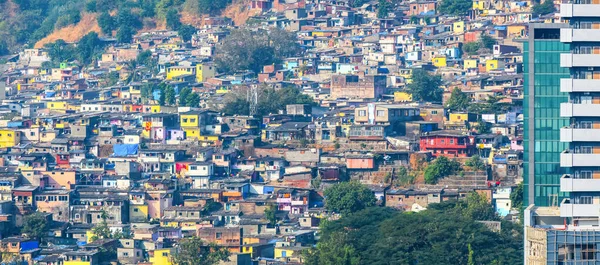 ムンバイ インド 2015年12月5日 ムンバイのVikhroliからのスラムビュー ムンバイの人口の54 がスラムに住んでいます — ストック写真