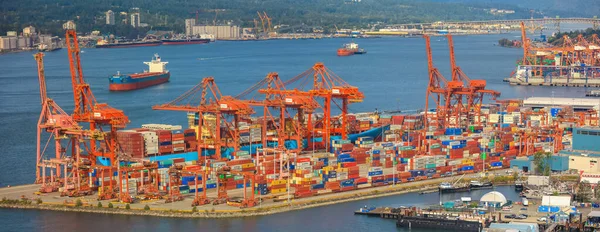 2019年7月1日 温哥华港每年处理大约40万部车辆 使温哥华港成为北美西海岸前三个港口之一 — 图库照片
