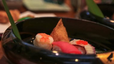 Japon yemeği suşisini bir kasede yakın plan çek. 