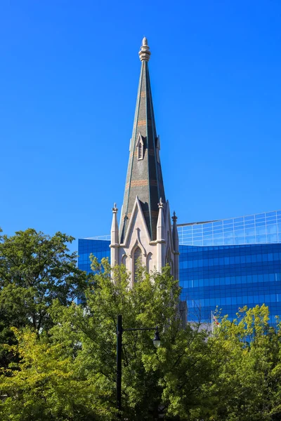 ノースカロライナ州ローリー中心街の青い空に背の高い教会の尖塔 — ストック写真