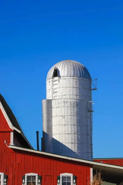 Primer Plano Del Silo Del Granero Contra Cielo Azul — Foto de Stock