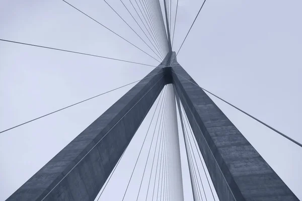 Aşağıdan Uzun Asma Köprü Görünümü — Stok fotoğraf