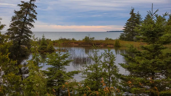 Kleine Vijver Bij Het Gigantische Lake Michigan Avonds Zonlicht — Stockfoto