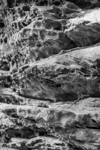 Monokromda Aşınmış Kaya Oluşumları — Stok fotoğraf