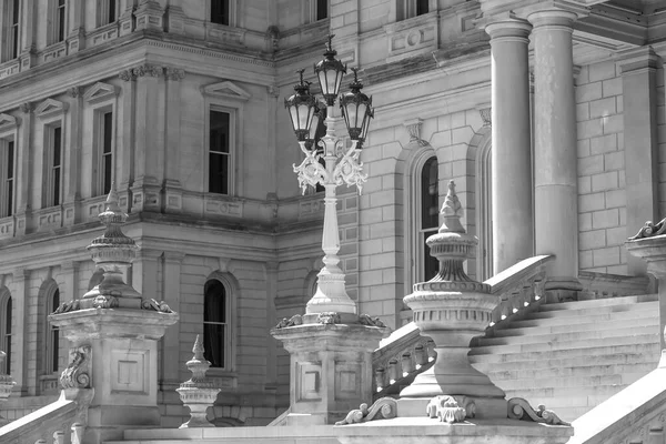 密歇根州首府大楼前的装饰灯柱 — 图库照片