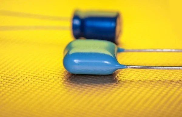 Primer Plano Dispositivos Electrónicos Sobre Fondo Metálico Amarillo —  Fotos de Stock