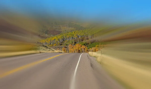 放射状の動きのブレを持つコロラド州の農村道路 — ストック写真