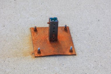 Beton geçitteki paslı metal çubuk güvenli olmadığını gösteriyor..