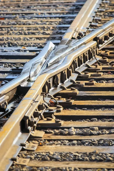 Tren Raylarını Seçici Bir Odak Noktasıyla Kesiştirirken Yakın Çekim Yap — Stok fotoğraf