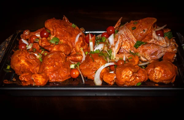 Pollo Tandoori Crudo Marinado Adornado — Foto de Stock