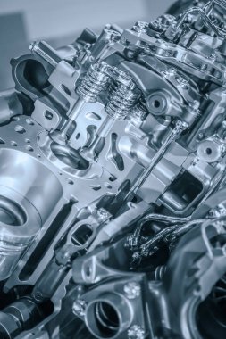 Otomotiv motorunun bölümsel görünümünü kes