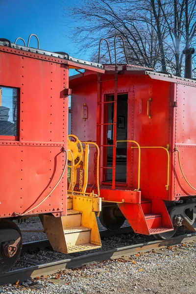 Zwei Alte Rote Eisenbahnwaggons Verbunden — Stockfoto