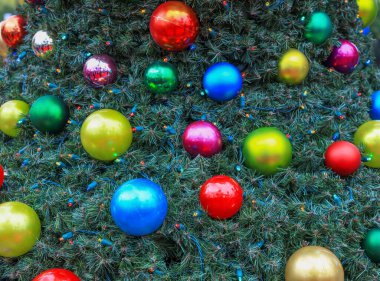 Yapay Noel ağacının renkli Noel süslemesi