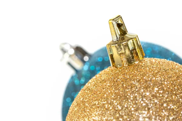 Een Gouden Kerst Ornament Voorgrond Blauw Ornament Achtergrond Tegen Witte — Stockfoto