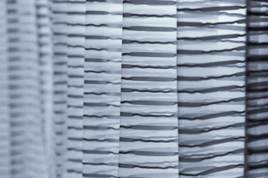 Seçici odak ile arkaplan kullanımı için çizgili kumaş ile pencere perdeleri