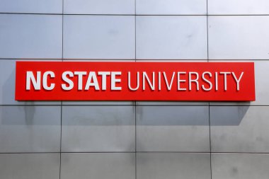 RALEIGH, NC, ABD - SEPTEMBER 04, 2020: Kuzey Carolina 'daki Kuzey Carolina Eyalet Üniversitesi' nin parlak duvarında Ana Giriş İşareti. Kuzey ve Güney Carolina 'daki en büyük üniversitedir..