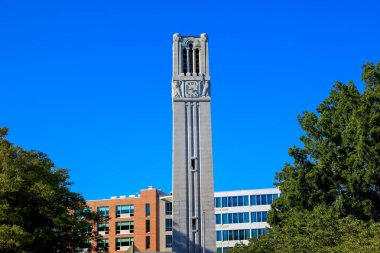 RALEIGH, NC, ABD - 4 Eylül 2020: Raleigh, Kuzey Carolina Eyalet Üniversitesi 'ndeki Memorial Belltower.