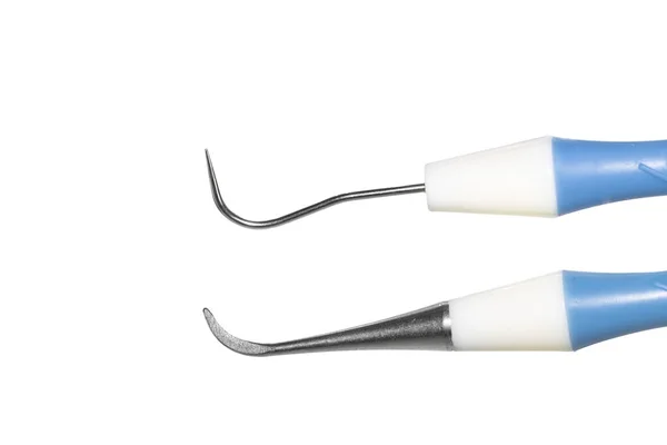 Detailní Záběr Dvou Zubních Nástrojů Izolovaných Bílém Pozadí — Stock fotografie