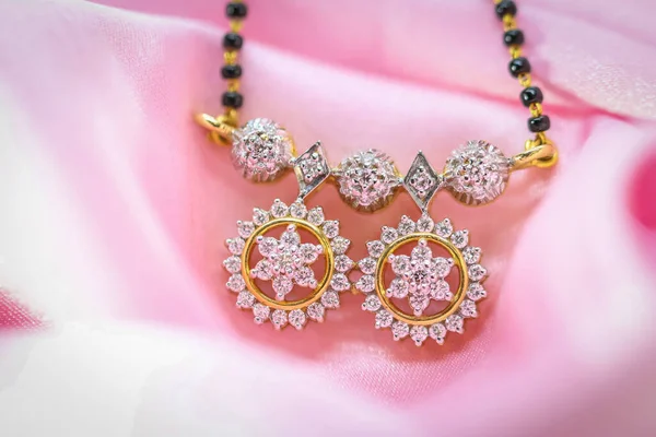 Nahaufnahme Eines Originalen Diamanten Der Einer Goldenen Kette Mit Rosa — Stockfoto