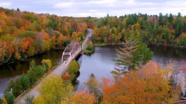 Eski 510 köprüsünün Michigan 'daki Marquette şehrinin yakınlarındaki üst yarımadada sonbahar zamanı çekilmiş görüntüleri..
