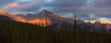 Kanada kayalık dağlarının günbatımının altındaki panoramik manzarası