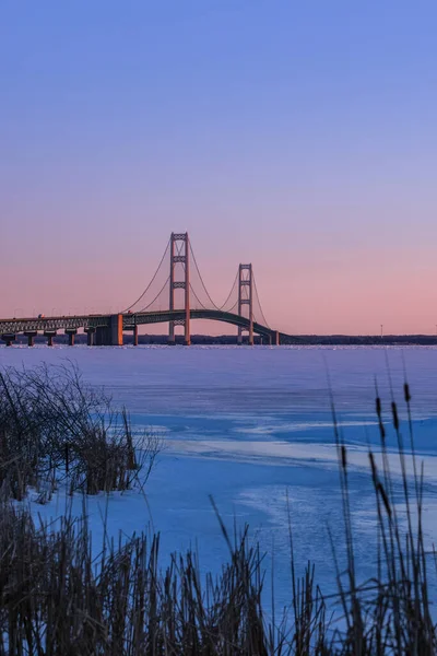 Ikoniska Mackinac Bron Frusen Lake Michigan Skymning — Stockfoto