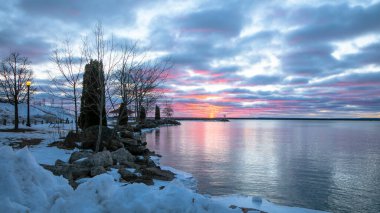 Michigan Marquette yakınlarındaki Superior Gölü 'nde gün doğumu