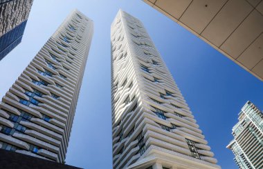 TORONTO, Kanada - 23 Haziran. 2019: Toronto, Kuzey Amerika 'nın dördüncü en kalabalık şehridir ve Toronto' da 150 metre yüksekliğinde 67 gökdelen ve 31 bina yapım aşamasındadır..