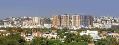 Hindistan 'ın Hyderabad kentindeki renkli binaların panoramik manzarası