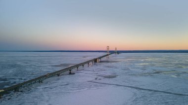 Donmuş göl Michigan ile tarihi Mackinac köprüsünün hava manzarası