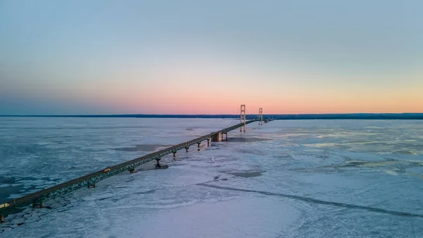 Vista Aérea Histórica Ponte Mackinac Com Lago Congelado Michigan — Fotografia de Stock