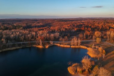Sonbaharın sonlarında manzaralı göl manzarası