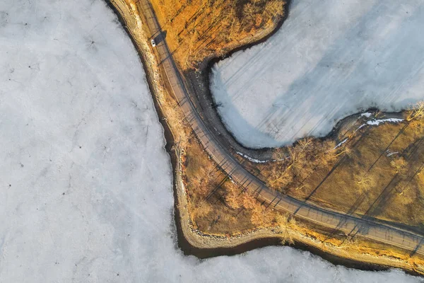 结冰湖间风景路的空中景观 — 图库照片