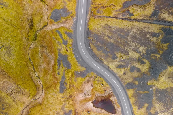 弯曲的道路穿过冰岛风景秀丽的熔岩场 — 图库照片