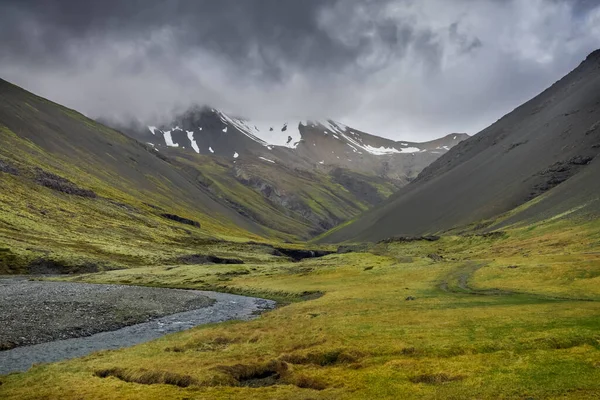 Skutafoss Yakınlarında Kara Bulutlu Zlanda Dağ Manzarası — Stok fotoğraf